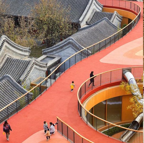 mad建築事務所改造北京百年四合院，漂浮屋頂、透明學習空間打造絕美幼兒園