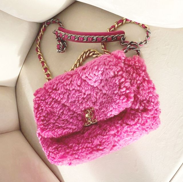 自帶戀愛感的「莓果粉色包」！16款時髦女人揹了就愛上的夢幻莓果色系包推薦