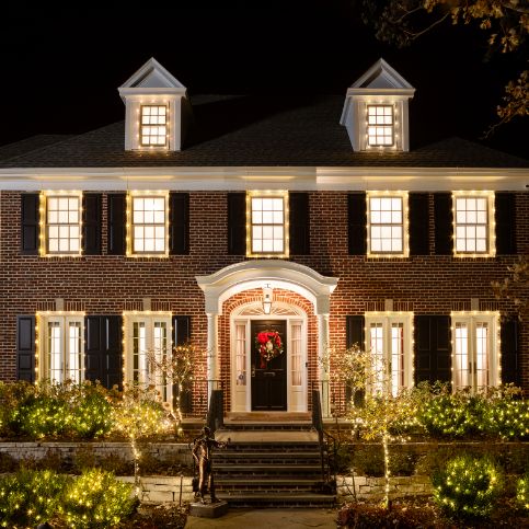 現在「disney（ディズニープラス）」にて独占配信中の『ホーム・スウィート・ホーム・アローン』の公開を記念し、民泊サービス「airbnb（エアビーアンドビー）」が、﻿今年のクリスマスシーズンに『ホーム・アローン』 に登場したマカリスター家の邸宅を一般公開することを発表！
