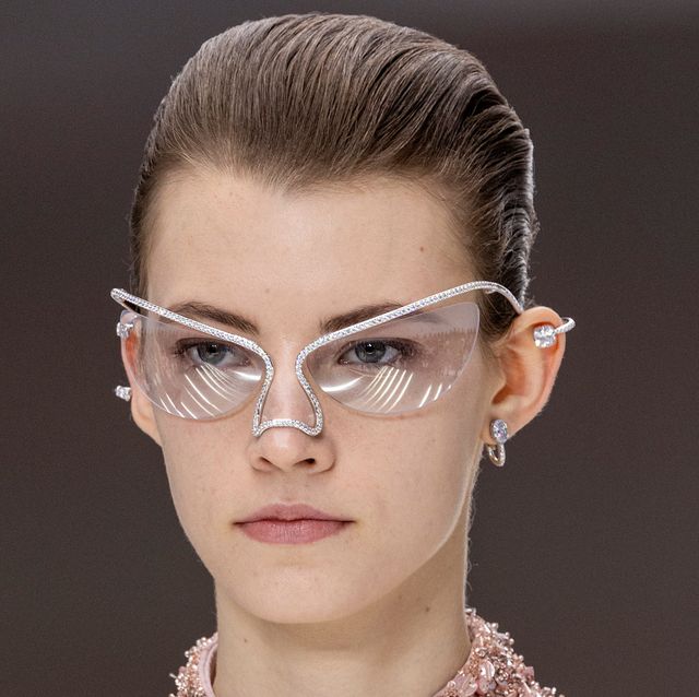 【2024高訂】fendi的奢華未來主義，從多變baguette包、3d掃描訂製眼鏡看精彩細節