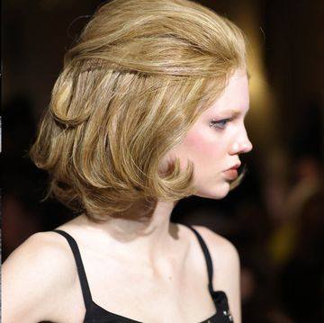 2024秋冬時裝週髮型趨勢：「太空丸子頭、寶寶瀏海、復古蓬鬆髮」9個秋冬秀場髮型靈感！