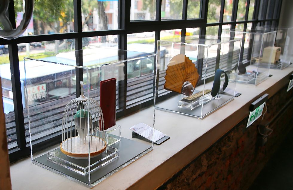 Glass, Building, Architecture, Room, Interior design, Window, Display case, Table, Transparent material, Coffeehouse, 