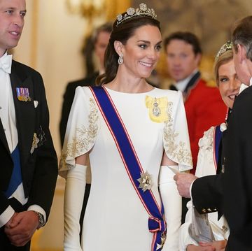 凱特王妃與南韓第一夫人同框比美！白金漢宮晚宴造型有巧思，解鎖新王冠向韓國國花木槿花致敬！