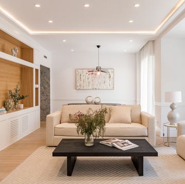 Salón con sofá beige y librería a medida en blanco y madera salón con sofá beige y librería a medida en blanco y madera