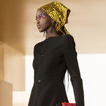 moda 2022, come indossare il foulard secondo le passerelle