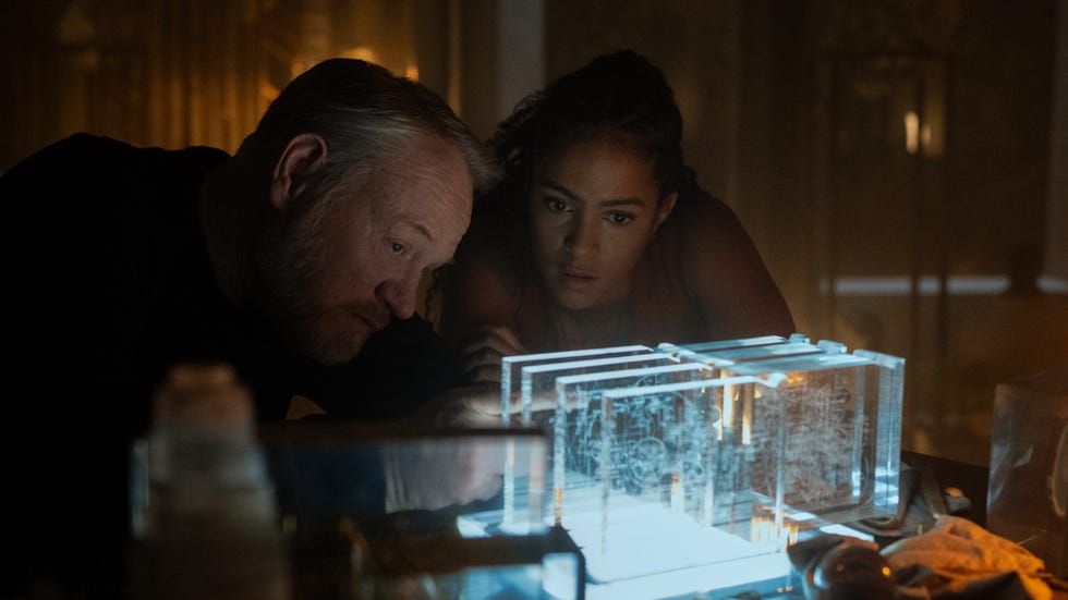 Jared Harris e Lou Llobell na terceira temporada de 'Fundação'