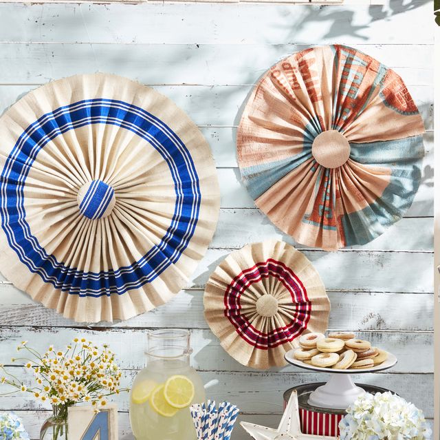 https://hips.hearstapps.com/hmg-prod/images/fourth-of-july-crafts-grain-sack-rosettes-1654194625.jpg?crop=0.970xw:0.646xh;0,0.0449xh&resize=640:*