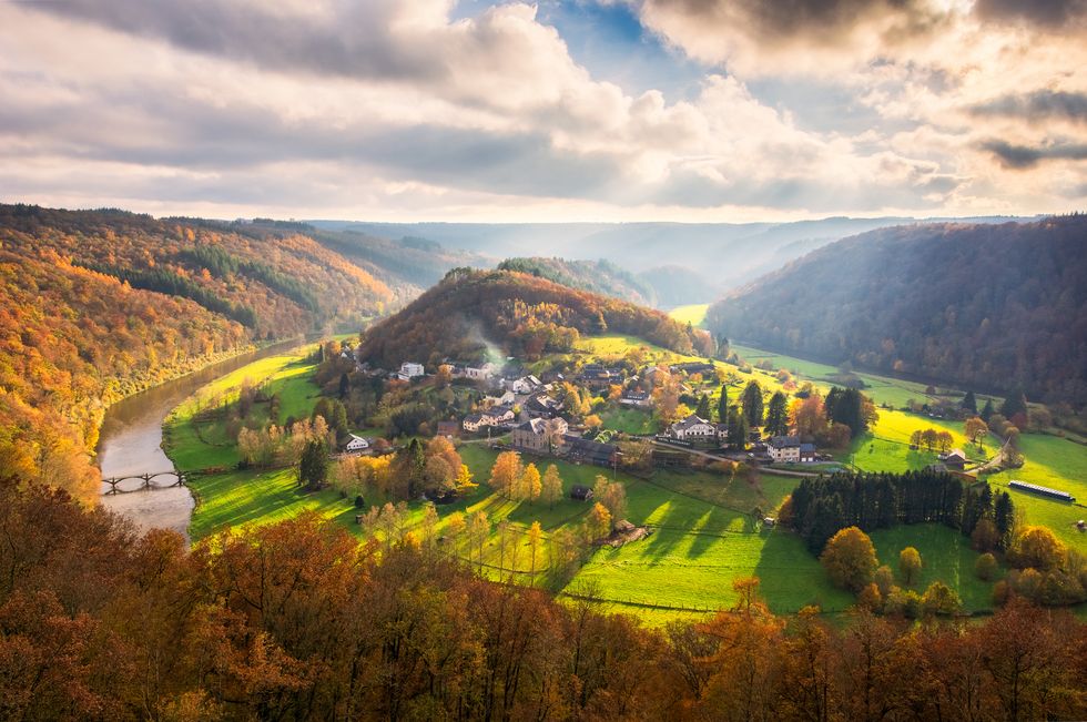 de semois slingert zich door de belgische ardennen bij frahan, nationaal park vallée de la semois