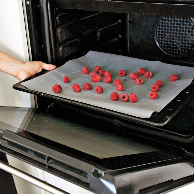 Cooktop, Gas stove, Food, Stove, Kitchen stove, Kitchen appliance, Sheet pan, Baking, Table, Cuisine, 