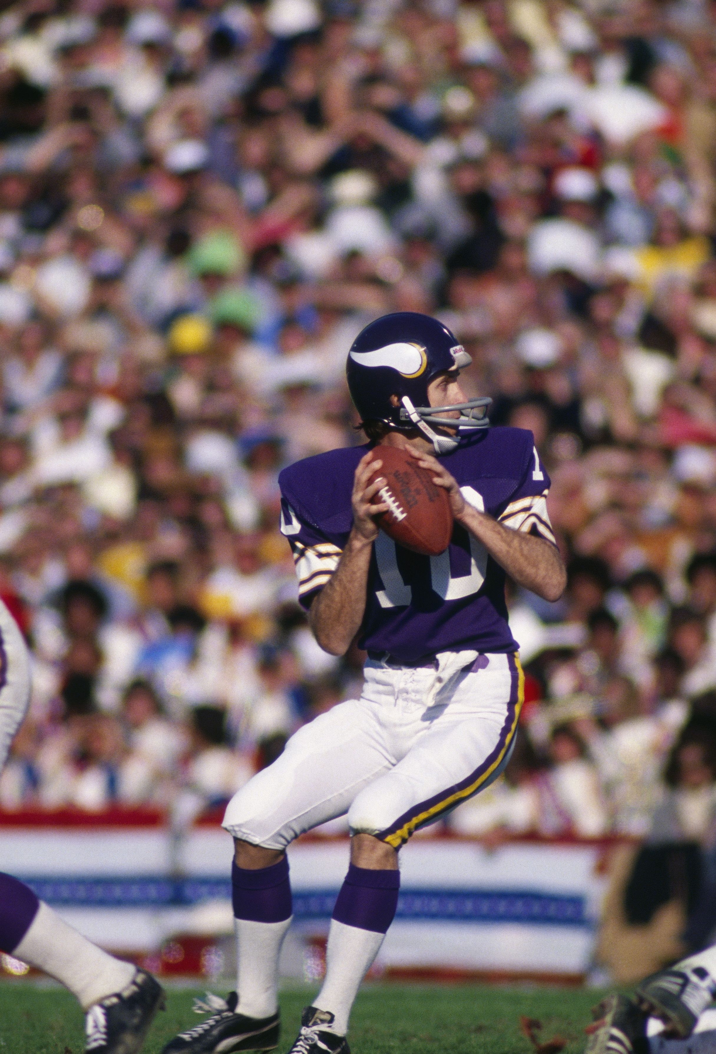 Minnesota Vikings Hall of Fame quarterback Fran Tarkenton drops back  News Photo - Getty Images