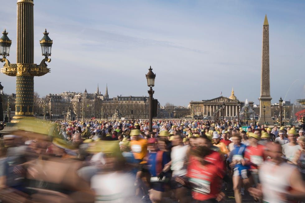 france, paris, runners in paris marathon crossing place de la concorde