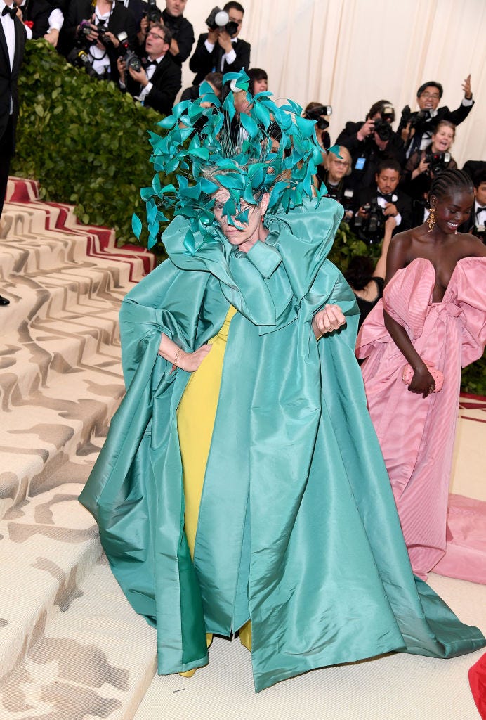 Fashion, Clothing, Green, Dress, Haute couture, Event, Gown, Costume design, Fashion design, Shoulder, 