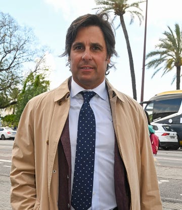 el torero con traje y gabardina a su llegada a la plaza de toros de sevilla el 2 de mayo de 2025