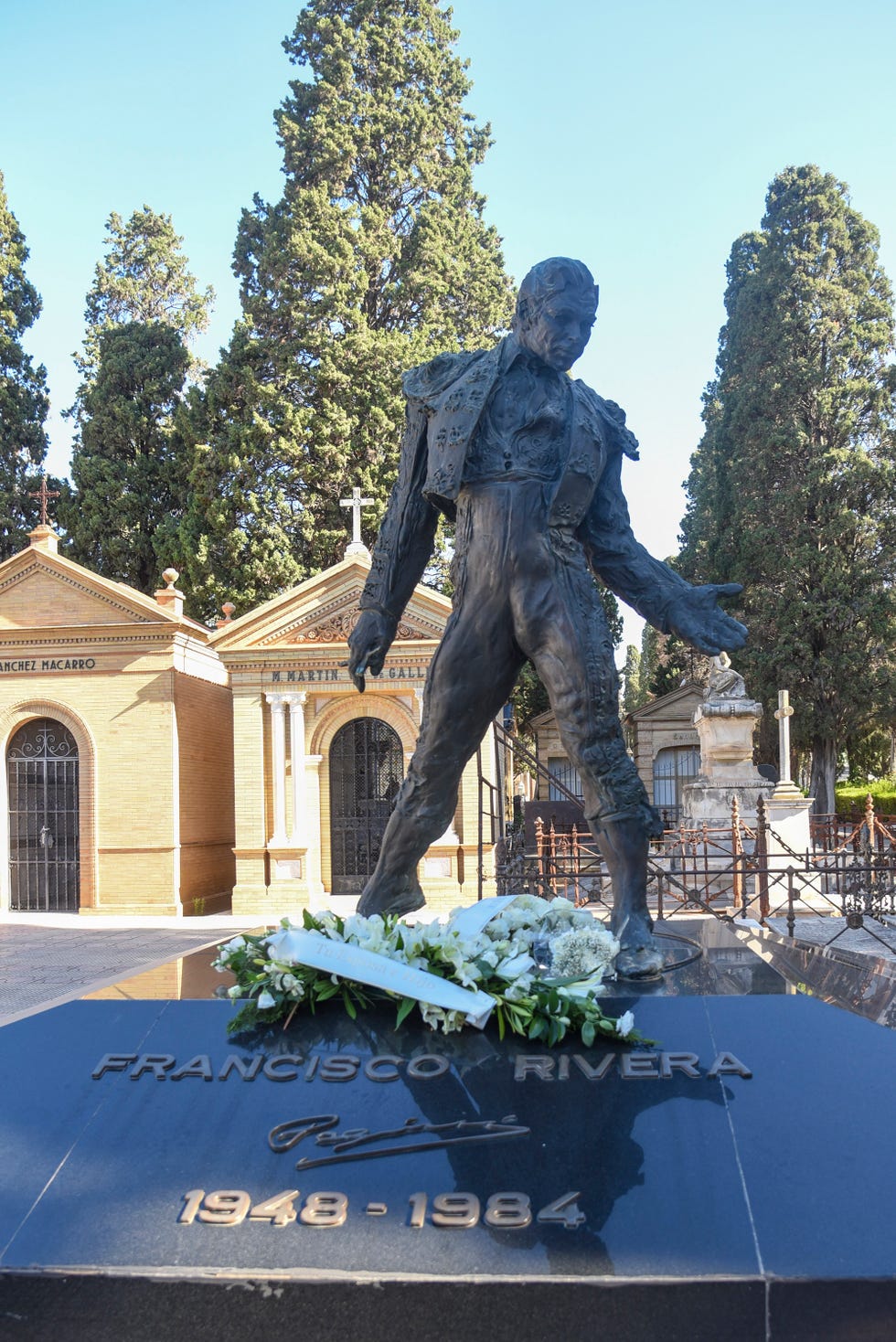 tumba de francisco rivera paquirri con flores en el 39 aniversario de su muerte