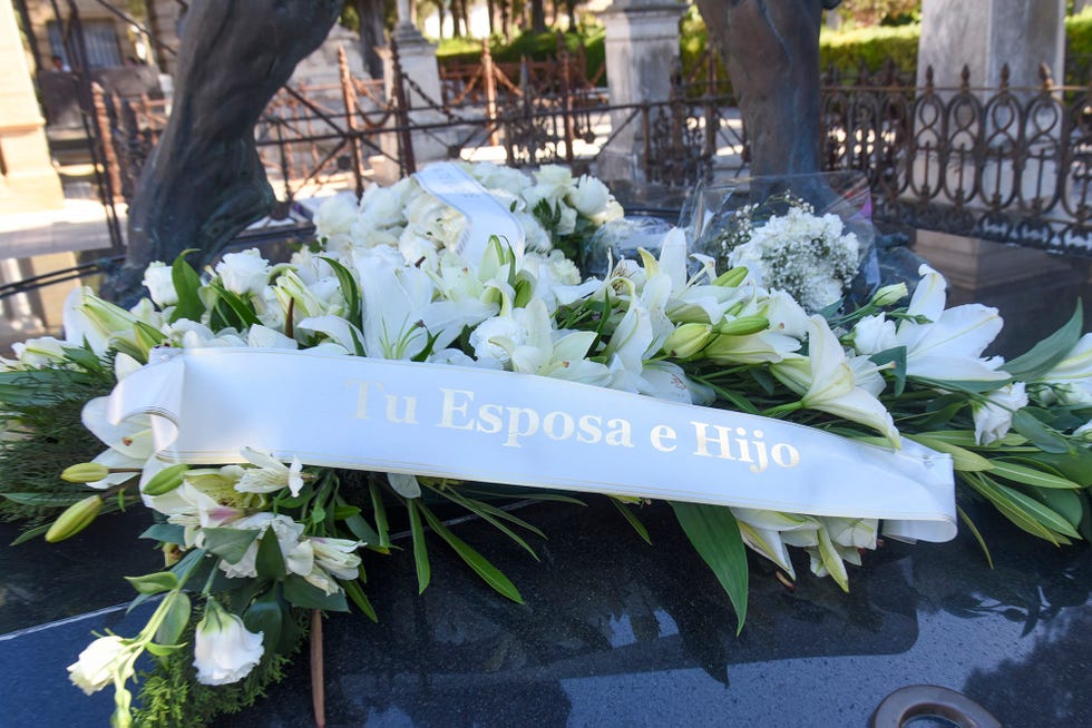 tumba de francisco rivera paquirri con flores en el 39 aniversario de su muerte