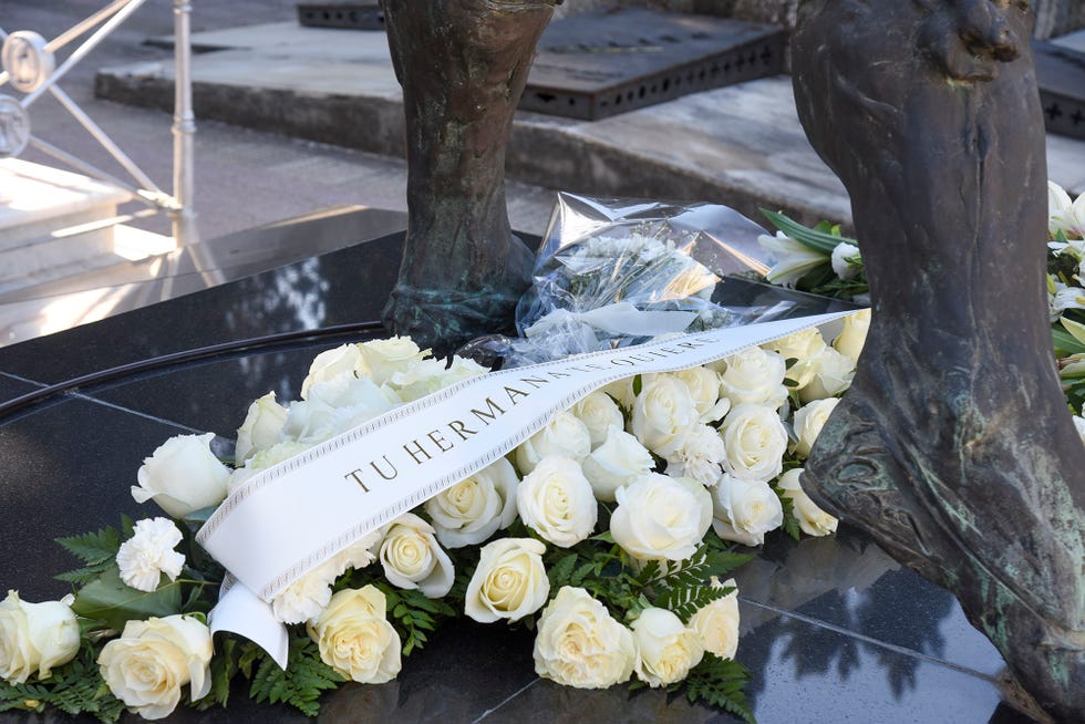 tumba de francisco rivera paquirri con flores en el 39 aniversario de su muerte