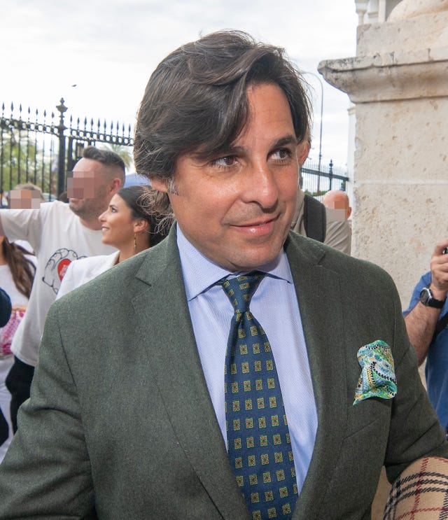 el torero llega a la maestranza con un traje gris