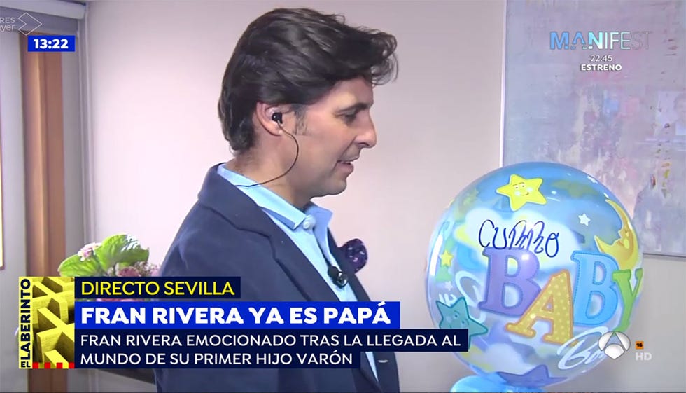 Fran Rivera posa en el hospital donde ha nacido su hijo Curro