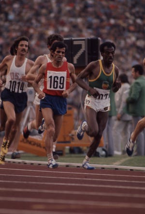 el atleta mariano haro corre la final de 10000m de los juegos oimpicos de munich 1972