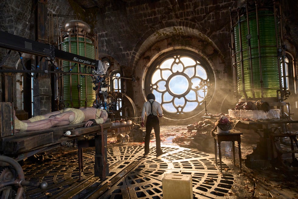 frankenstein. bts (l to r) jacob elordi as the creature and oscar isaac as dr. victor frankenstein on the set of frankenstein. cr. ken woroner/netflix © 2025.