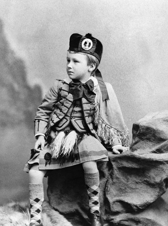 franklin d roosevelt at the age of five, dressed in a scottish kilt of the murray clan the photograph was taken on a f