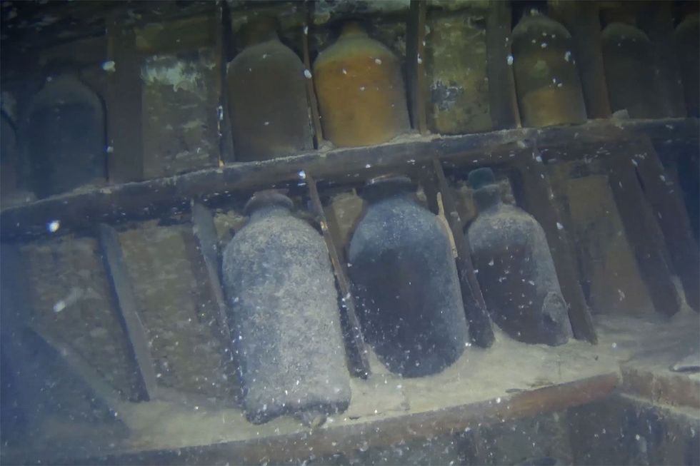 In de officiersmess zijn flessen goed bewaard gebleven Het schip lijkt kalm naar de bodem van de zee te zijn gezonken