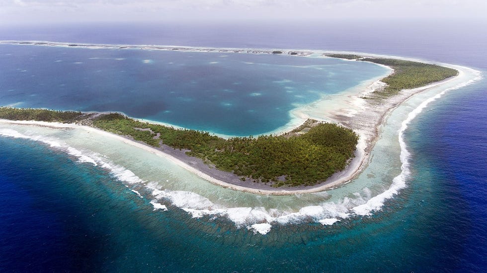 Het onbewoonde atol Temoe vanuit de lucht