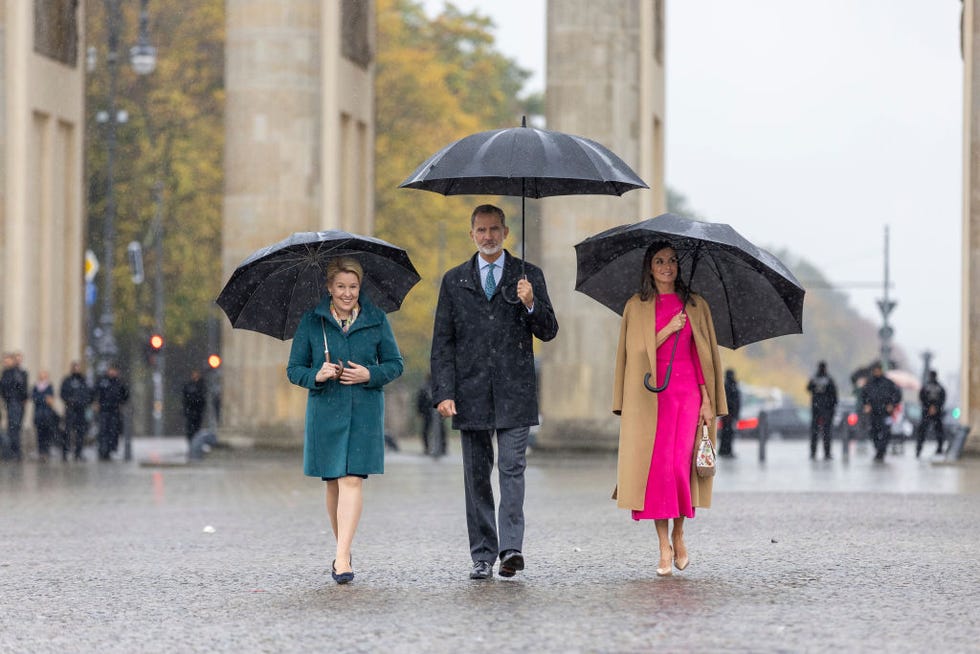 la reina letiza, en alemania, con vestido de moisés nieto