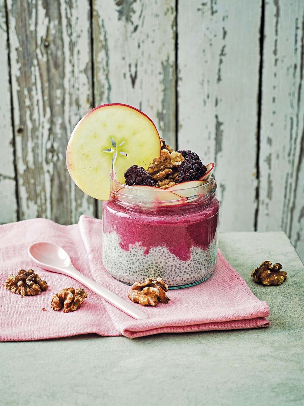frasco de chía con smoothie de moras y nueces