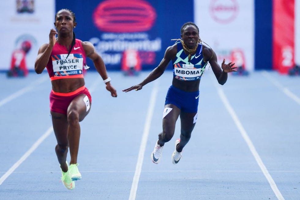 shelly ann fraser pryce  gana la prueba de 100 metros de nairobi mientras la namibia christine mboma se cae