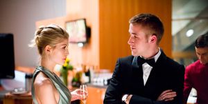 ryan gosling hablando en un bar con una chica