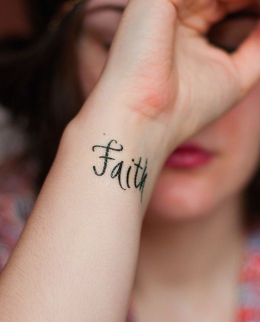 10 ideas de tatuajes con frases, una tendencia con un significado íntimo y  personal