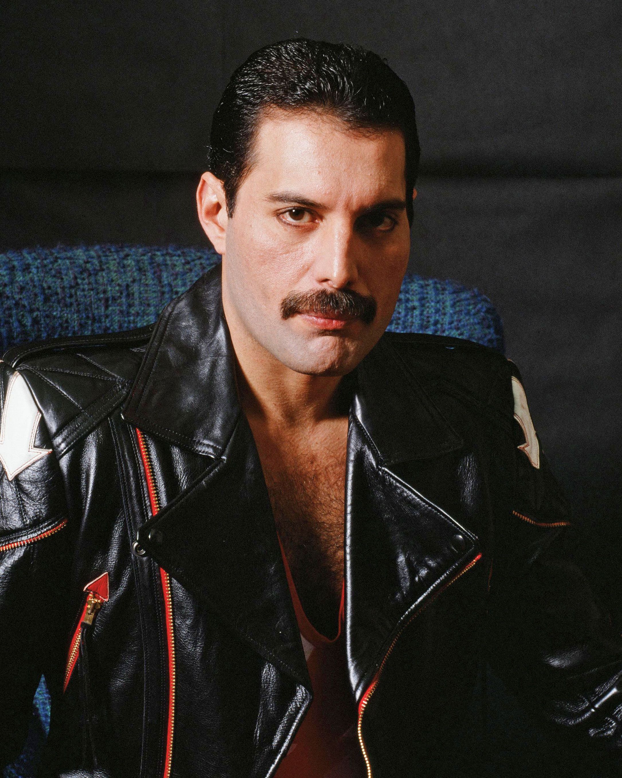 Freddie Mercury, 1974. - Freddie Mercury & Queen