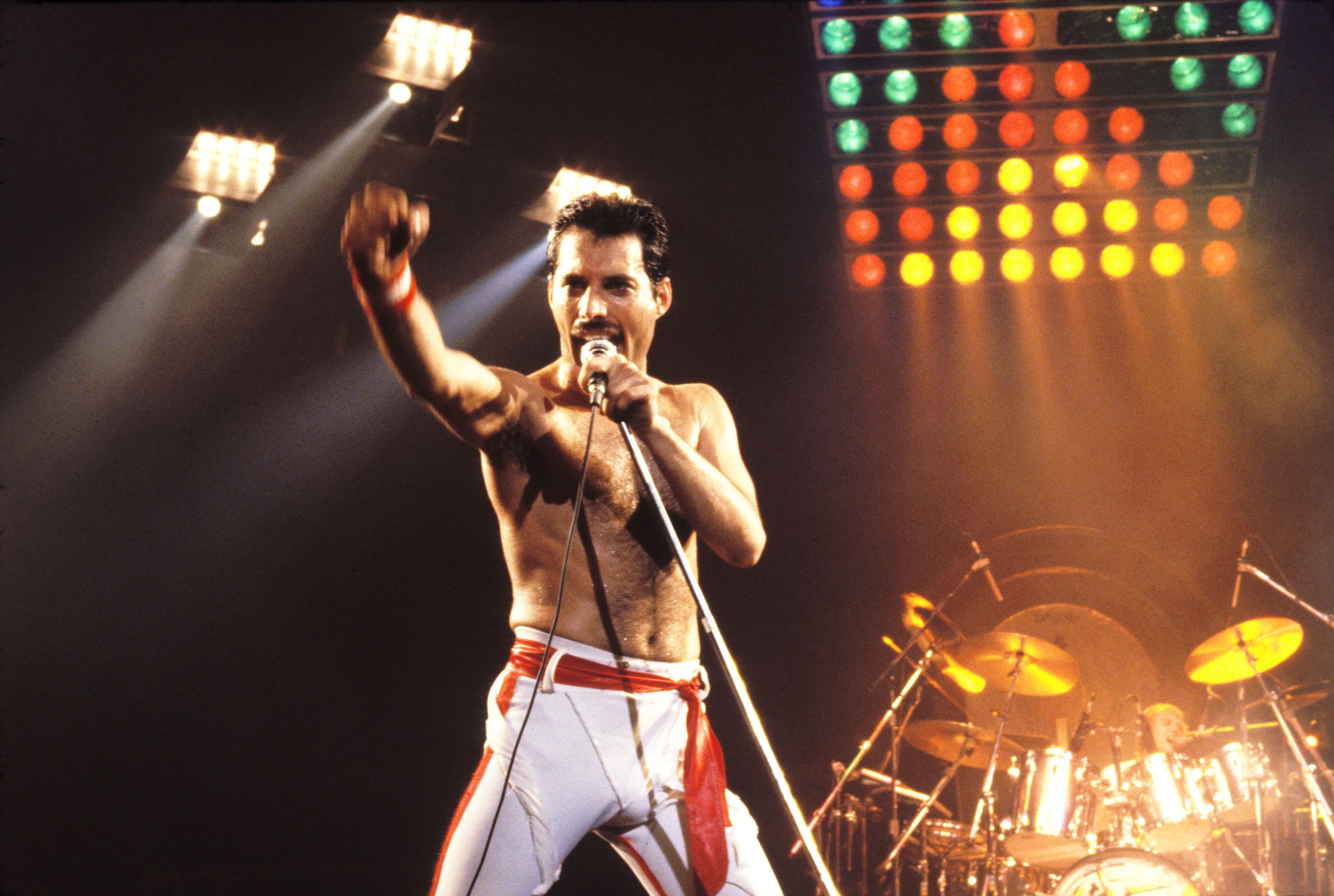 La canzone più gioiosa di sempre è dei Queen  --- (Fonte immagine: https://hips.hearstapps.com/hmg-prod/images/freddie-mercury-of-queen-1982-tour-at-the-various-locations-news-photo-1663668765.jpg)