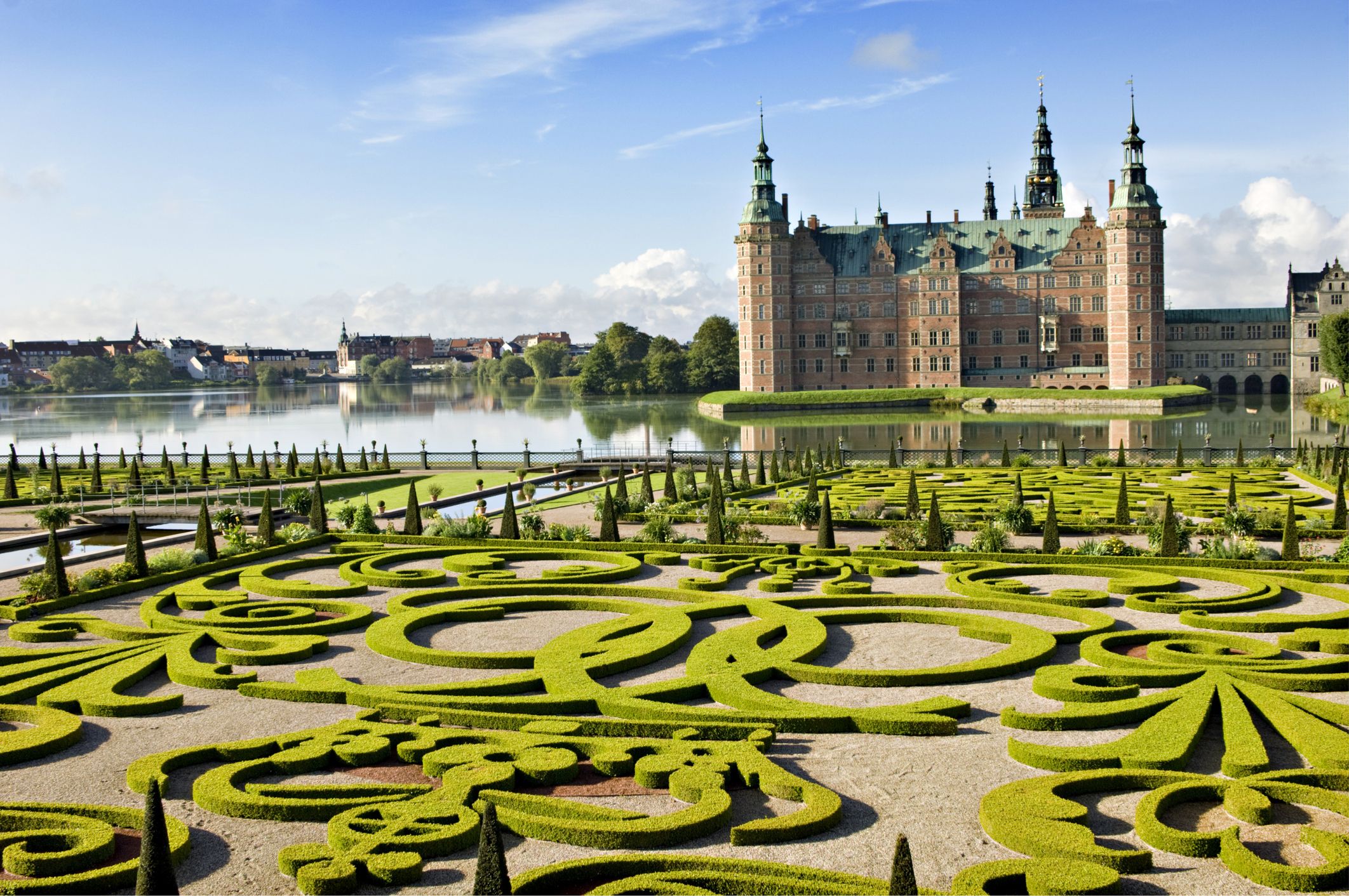 https://hips.hearstapps.com/hmg-prod/images/frederiksborg-castle-and-gardens-hilleroed-denmark-royalty-free-image-1575309964.jpg