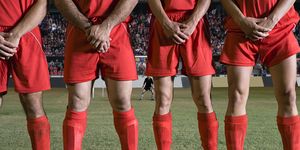 voetballers houden hun handen voor hun zak om pijn aan hun ballen te voorkomen