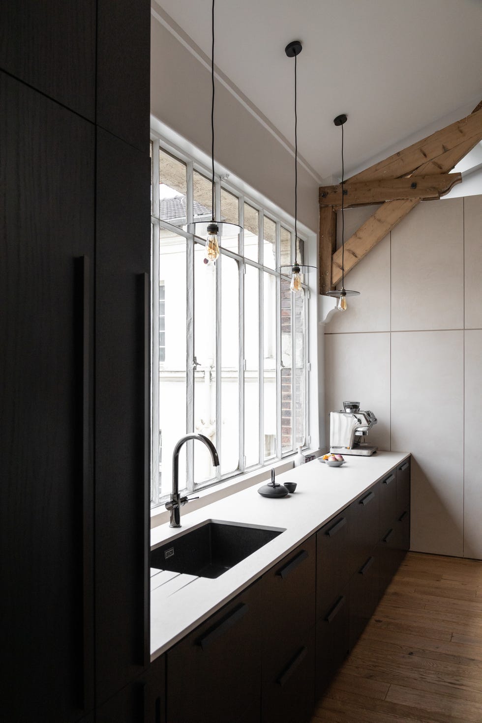 cocina con fregadero y armarios panelados en negro