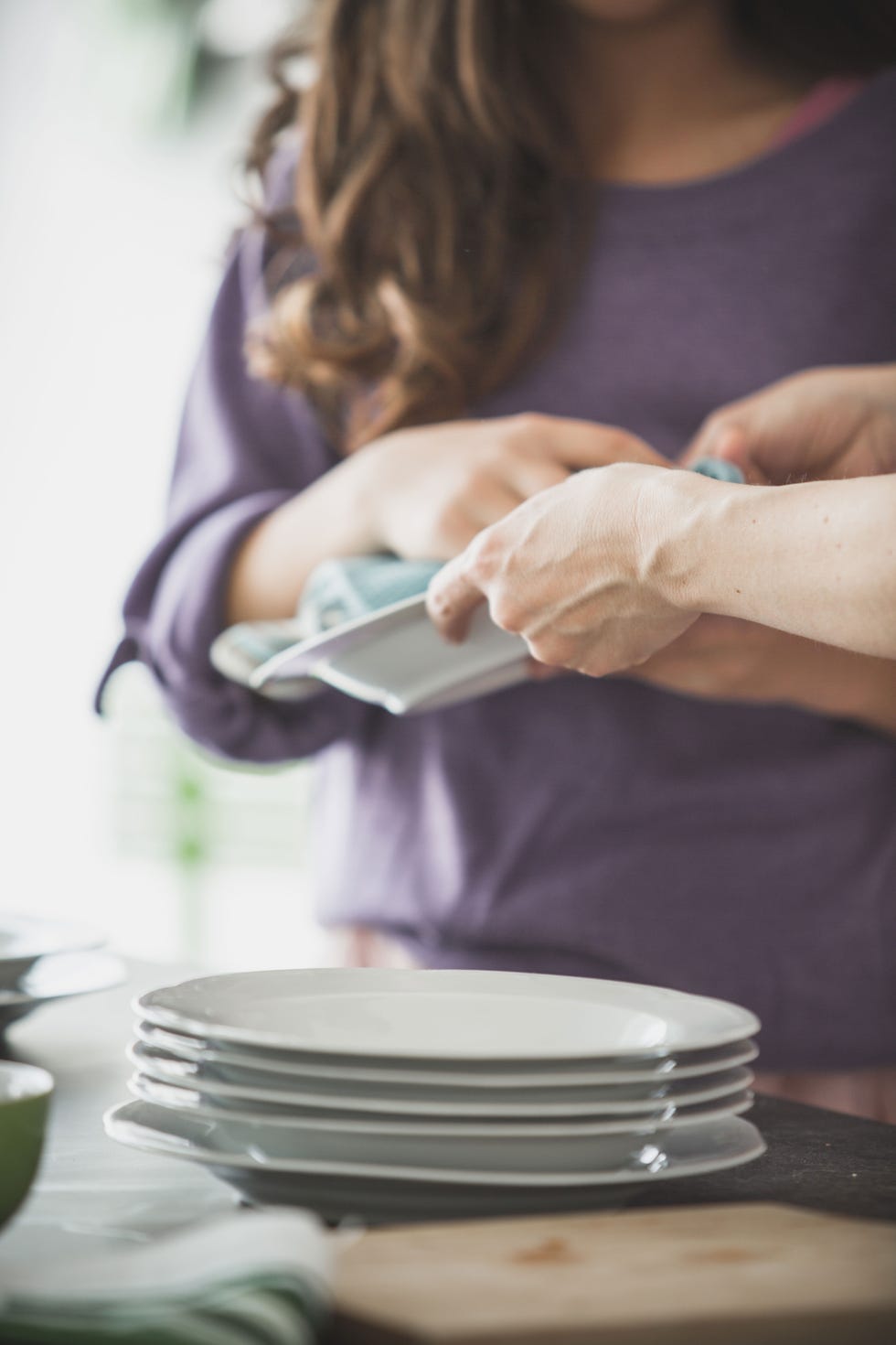 fregar los platos en casa, una actividad relajante según la ciencia