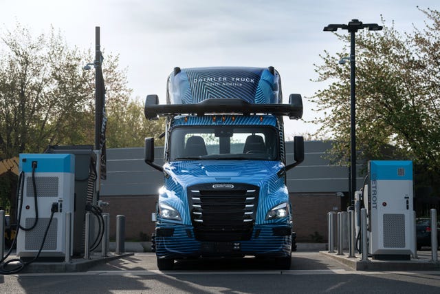 Here’s When Daimler May Launch Autonomous Class 8 Trucks