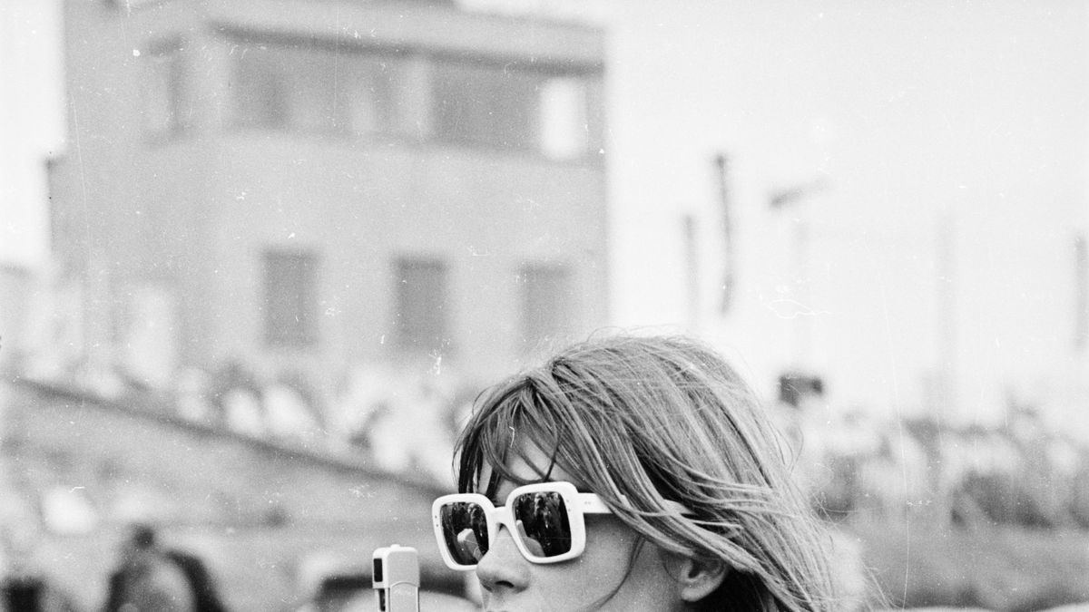 Fonte immagine:https://hips.hearstapps.com/hmg-prod/images/french-actress-francoise-hardy-at-brands-hatch-to-film-john-news-photo-1691169973.jpg?crop=1xw:0.37637xh;center,top&resize=1200:*
