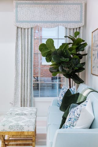 White, Curtain, Room, Interior design, Green, Living room, Window treatment, Furniture, Property, Home, 