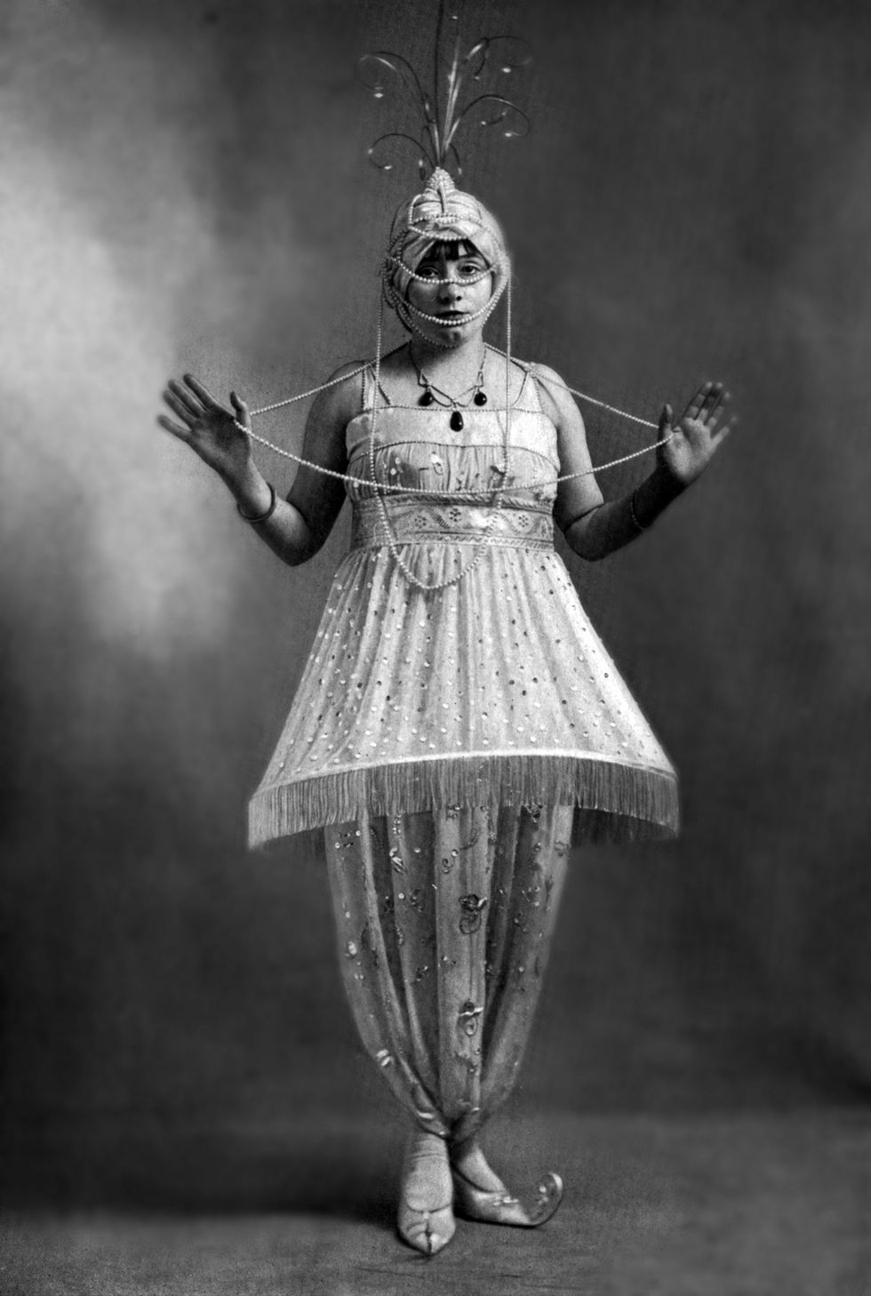 Parigi, 1913: l’attrice francese Cora Laparcerie (1875-1951) interpreta Myriem nella pièce "Le Minaret" di Jacques Richepin, indossando l’abito abat-jour di Paul Poiret