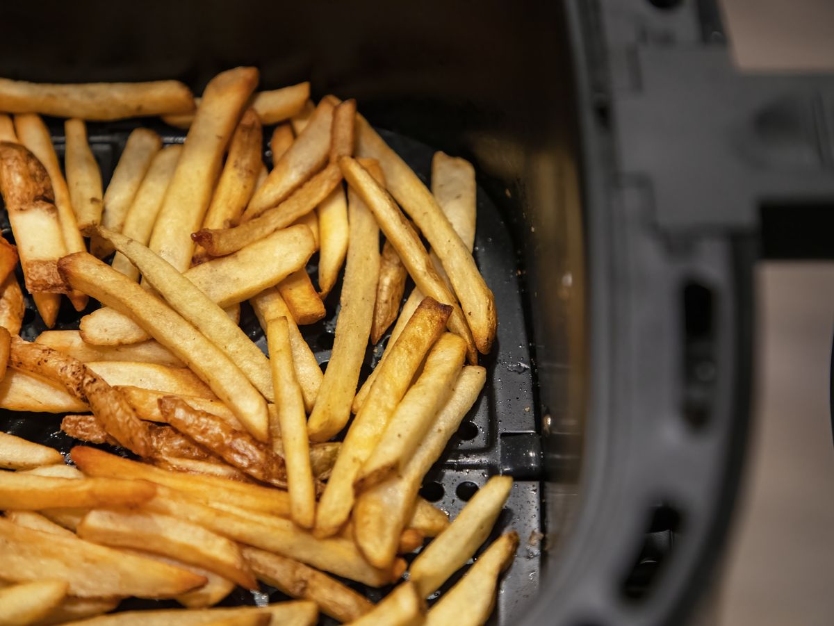 https://hips.hearstapps.com/hmg-prod/images/french-fries-with-airfryer-royalty-free-image-1677270781.jpg?crop=0.88847xw:1xh;center,top&resize=1200:*