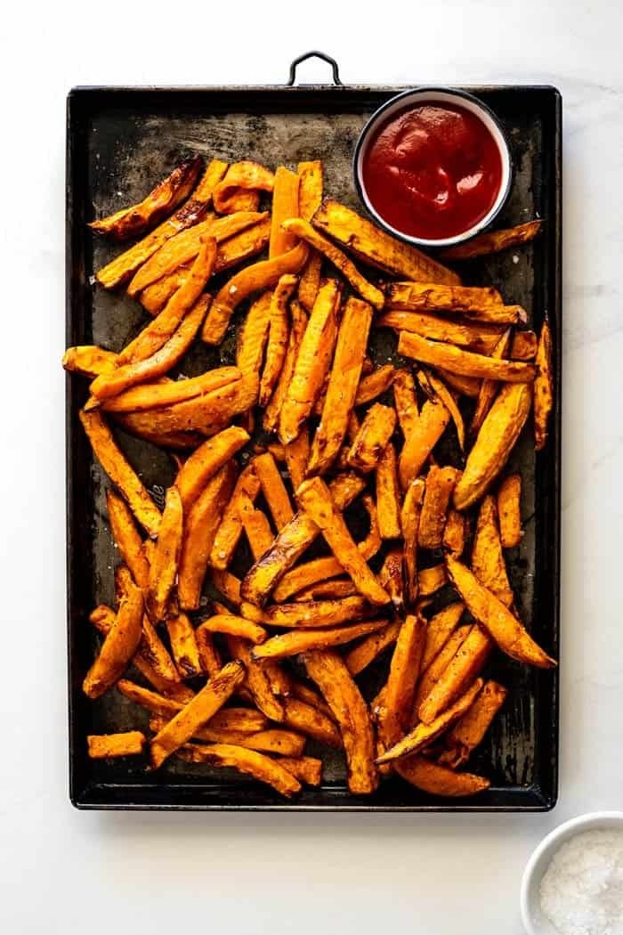 https://hips.hearstapps.com/hmg-prod/images/french-fry-recipes-garlic-butter-sweet-potato-fries-64551802bc2e7.jpeg?crop=1.00xw:0.834xh;0,0.0477xh&resize=980:*