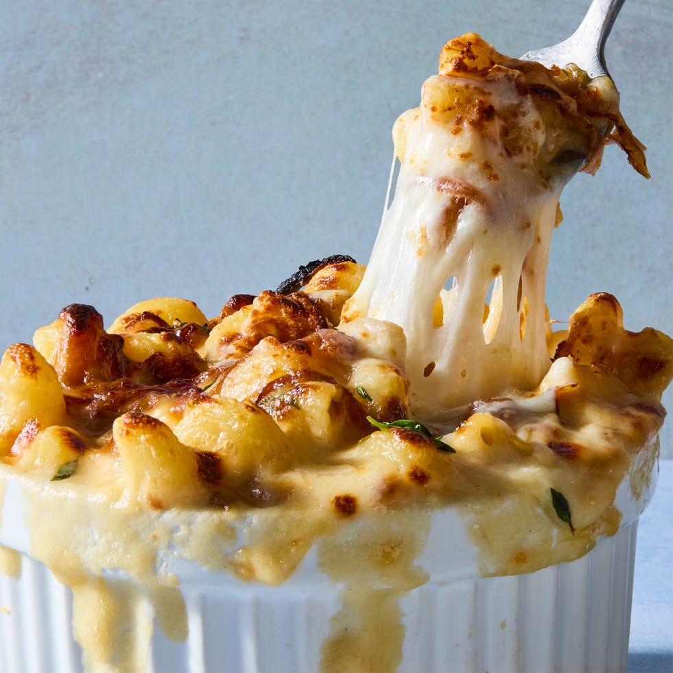 macaroni au fromage avec oignons caramélisés et thym dans des ramequins