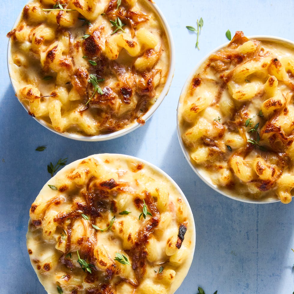 macaroni au fromage avec oignons caramélisés et thym dans des ramequins
