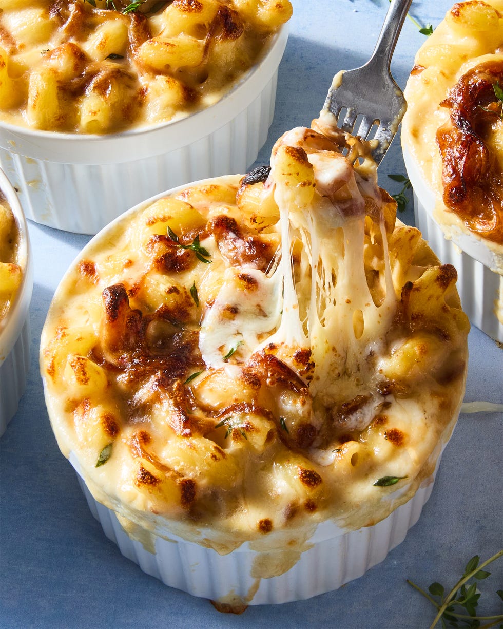 mac and cheese with caramelized onions and thyme in ramekins
