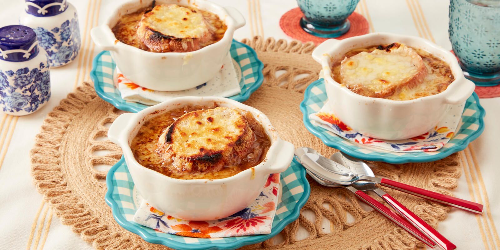 https://hips.hearstapps.com/hmg-prod/images/french-onion-soup-recipe-2-65947b60a6d17.jpg