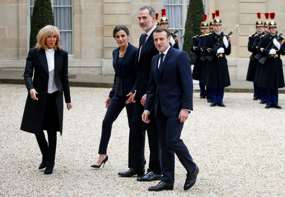 los reyes se reúnen con los macron en el palacio del elíseo