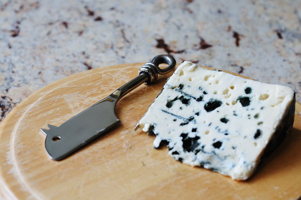 queso roquefort con su cuchillo